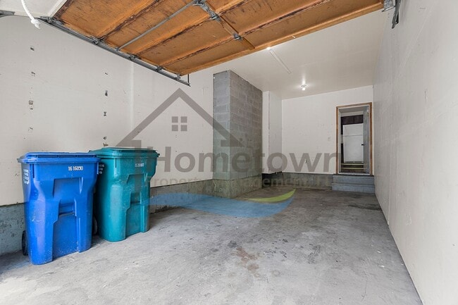 Building Photo - 2 Bedroom 1 Bath Home with Attached Garage...