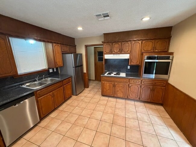 Building Photo - Wonderful east Norman home! Three bed, two bath, two car garage, fully fenced yard!