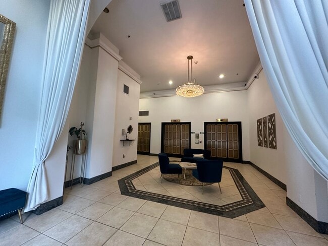Building Photo - Executive 1 Bedroom Apartment right off 16th St. Mall - All Utilities Included!