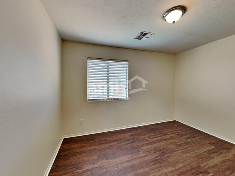 Building Photo - 2827 S 74th Dr