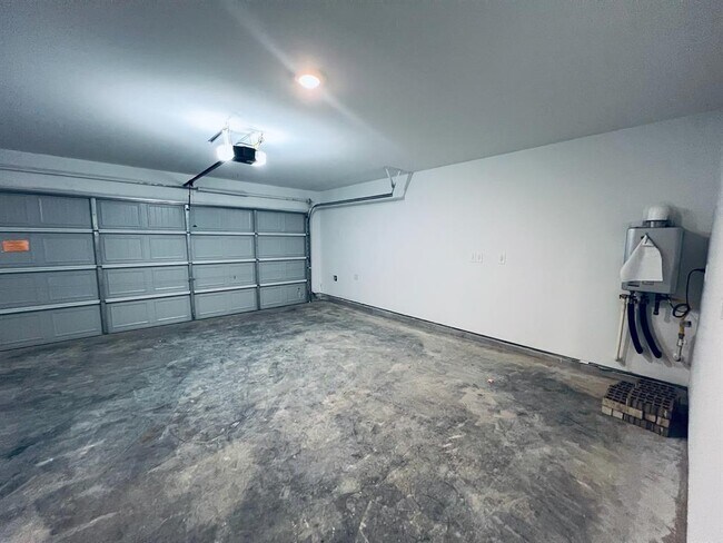 Building Photo - 3027 Mallorca Dr
