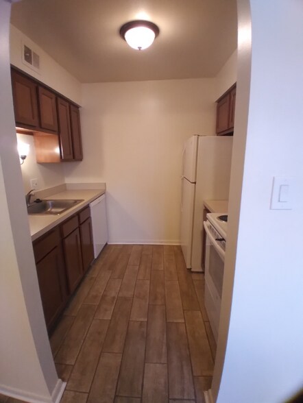 Building Photo - 3300 Kenmore Rd