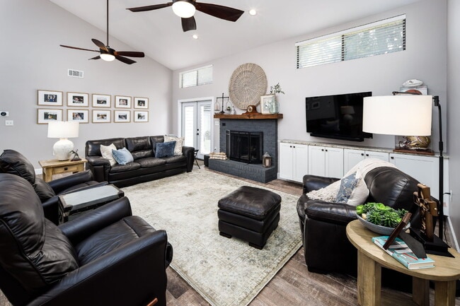 Building Photo - "Charming and Updated 3-Bed end unit townh...