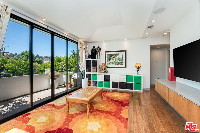 Building Photo - 4233 Shadyglade Ave