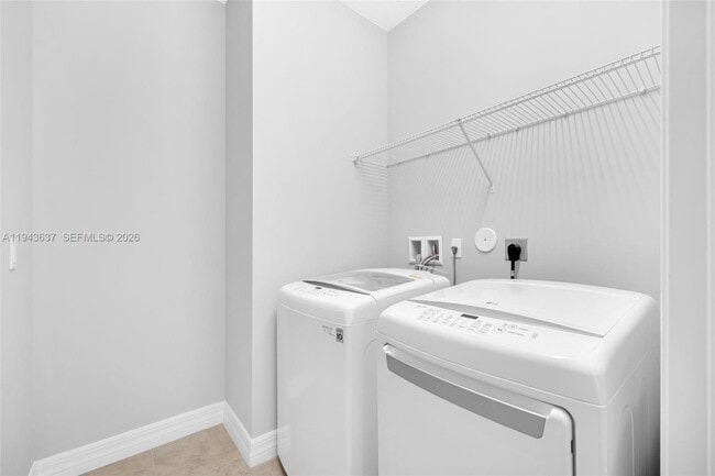 Building Photo - 964 Banyan Dr