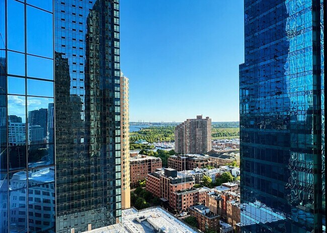 Building Photo - 77 Hudson St