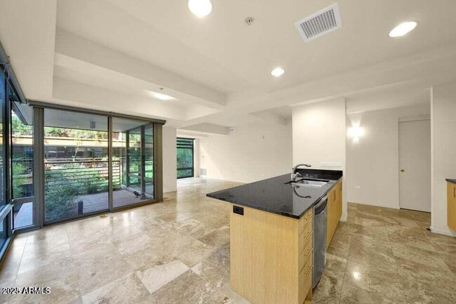 Building Photo - 7121 E Rancho Vista Dr