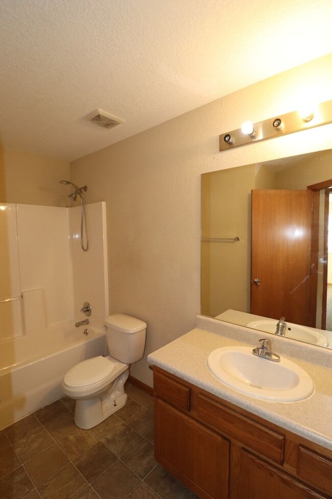 Building Photo - Spacious Duplex for Rent