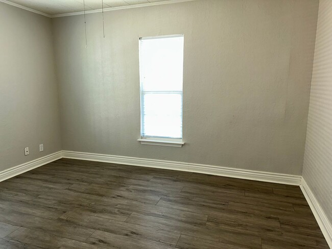 Building Photo - 2 Bed, 1 Bath, PNGISD!