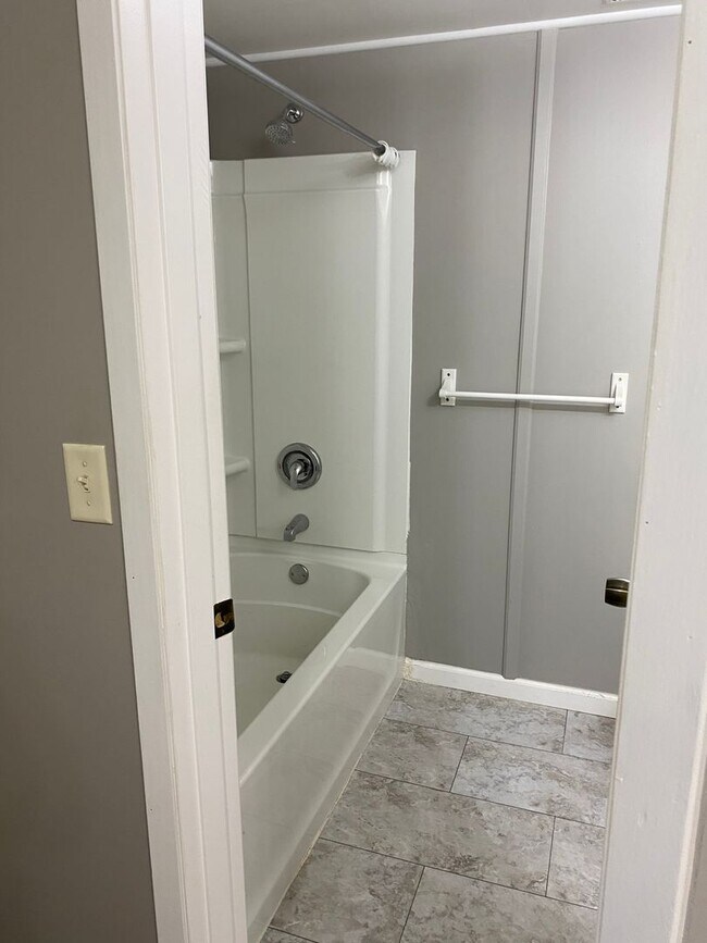 Building Photo - 2 BEDROOM LAKE HOUSE!