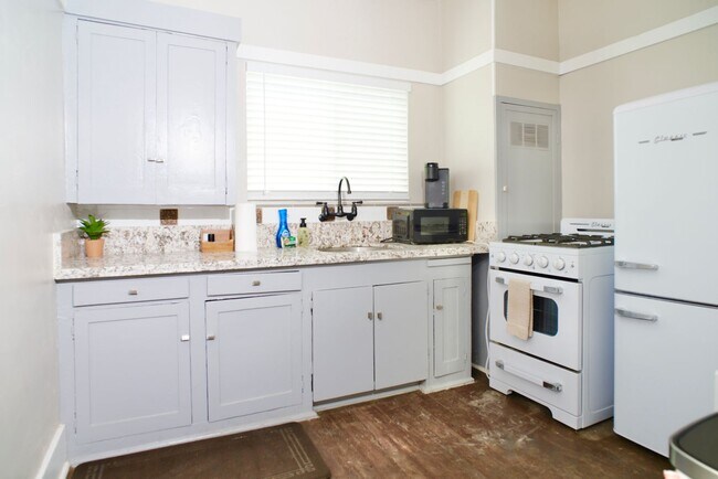 Building Photo - Furnished 2 Bedroom walking distance to Historic 4th Ave!