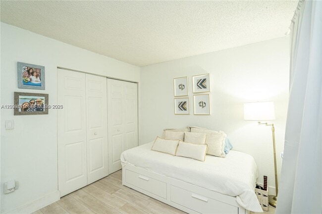Building Photo - 9856 Nob Hill Ln