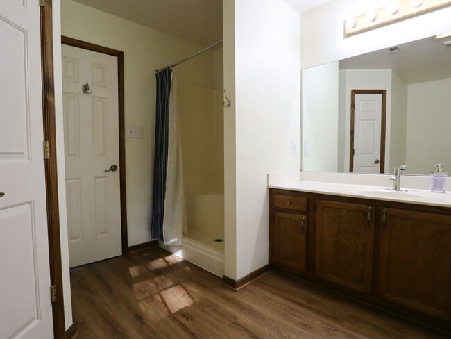 Building Photo - 4-Bedroom Home on Quiet Cul-de-Sac - Must See