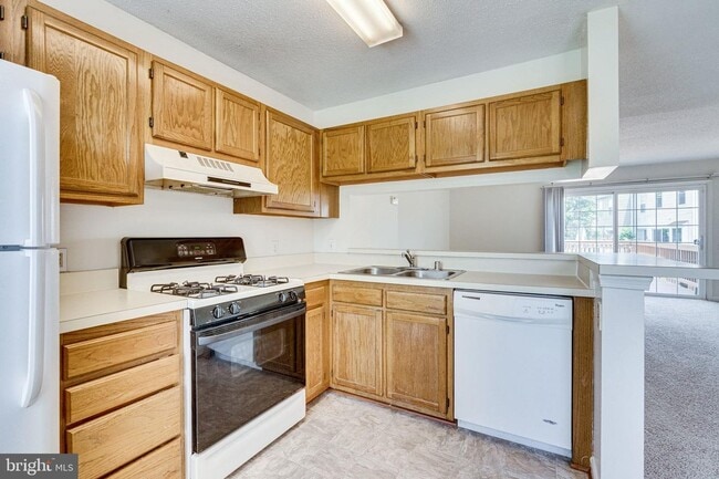 Building Photo - 3 level townhouse in Kinstowne area