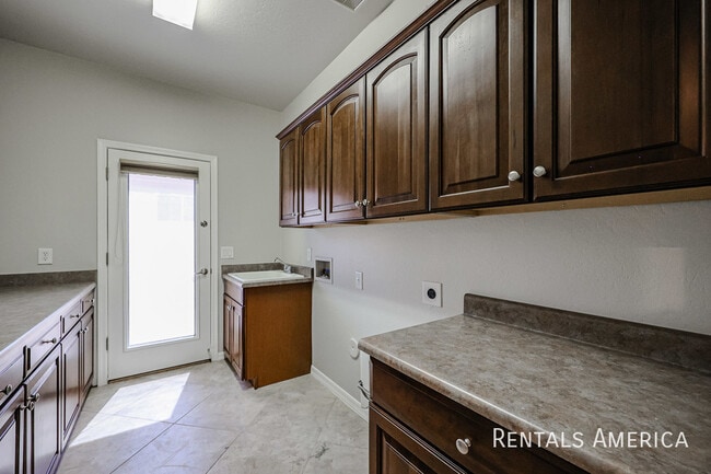 Building Photo - 3173 E Canyon Way