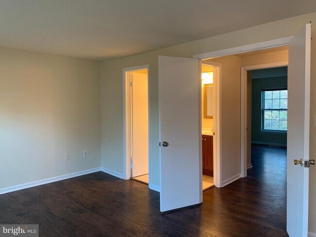Building Photo - 1658 Colonial Way