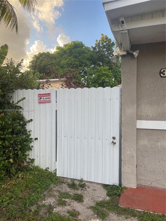 Primary Photo - 3201 Jackson Blvd