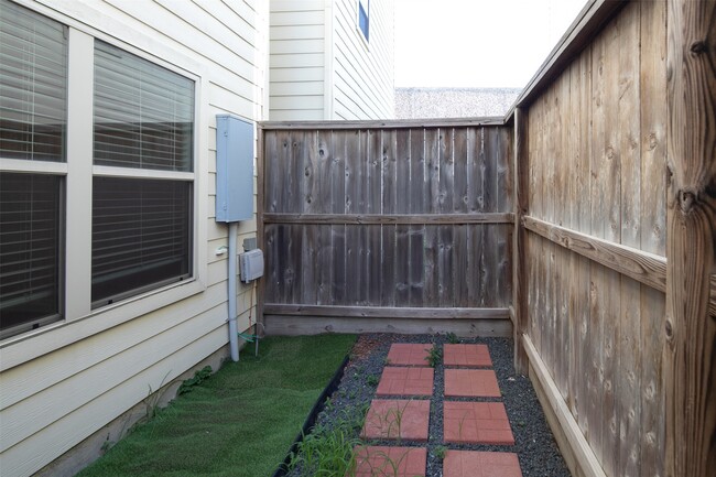 Building Photo - 3634 Main Plaza Dr