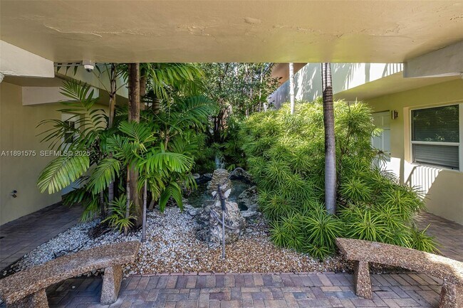 Building Photo - 2025 Miami Rd