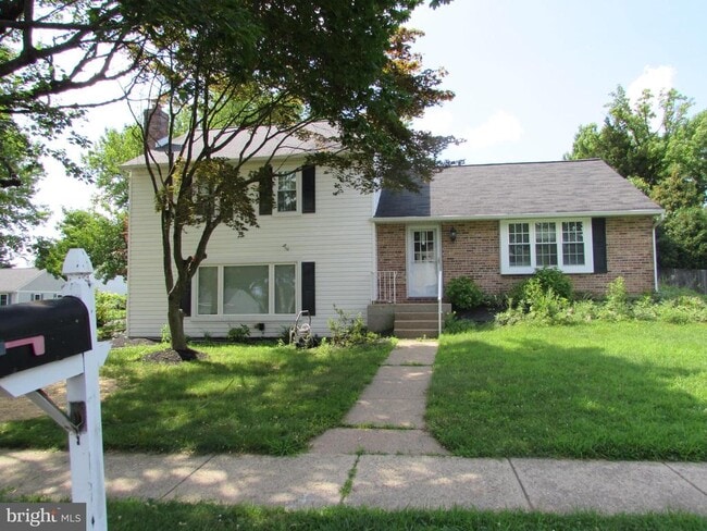 Primary Photo - 2 Leslie Pl