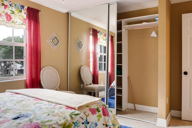 Building Photo - 2070 Chagall Cir