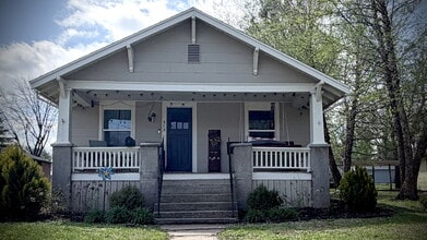 Building Photo - Beautiful bungalow style home for rent!