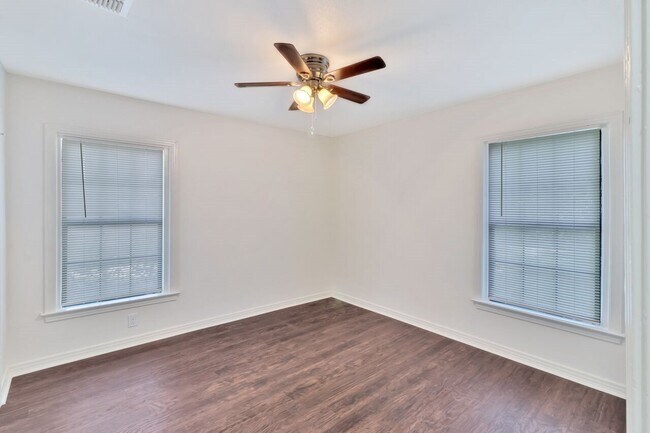 Building Photo - 8726 Eldon Dr
