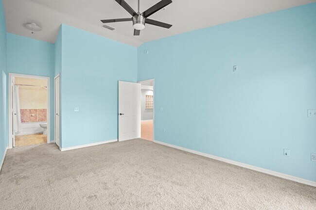 Building Photo - Fully renovated 2 bedrooms 2 baths Condo i...