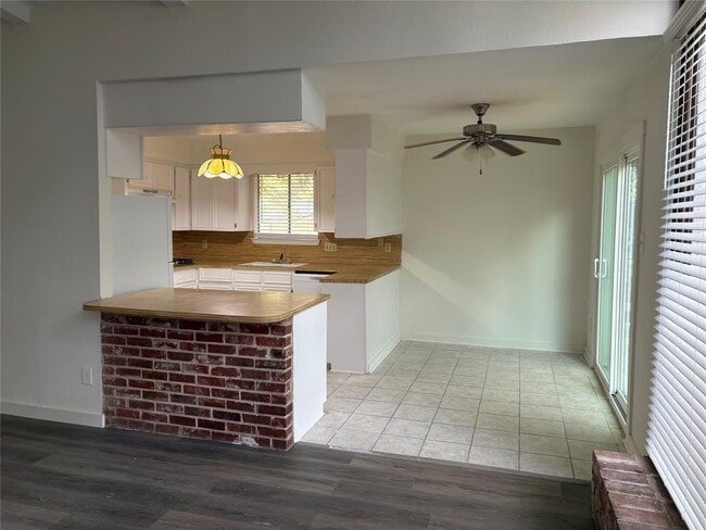 Building Photo - 11913 Rennalee Loop