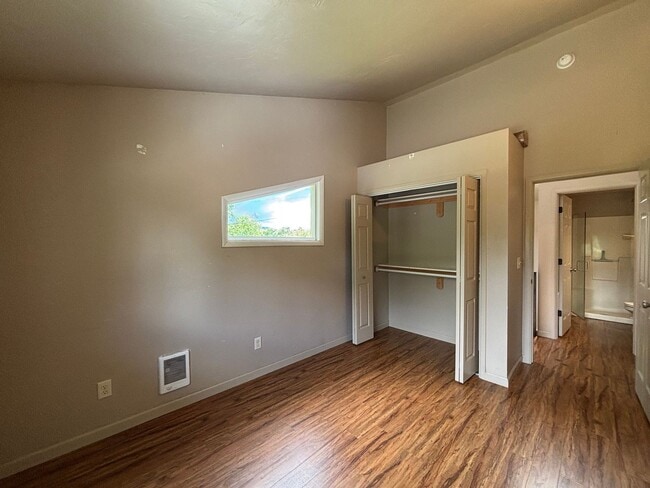 Building Photo - 1402 S Willson Ave