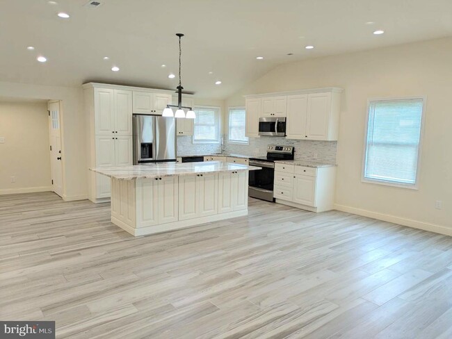 Building Photo - 57 Swan Ln