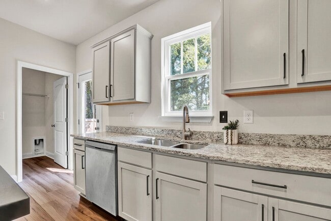 Building Photo - Walking distance to downtown Easley!