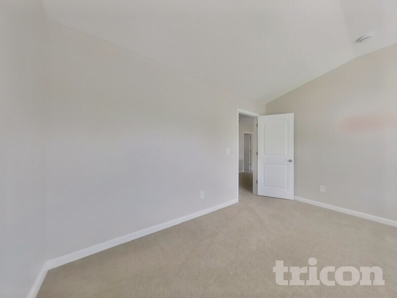 Building Photo - 347 Hawthorn Dr