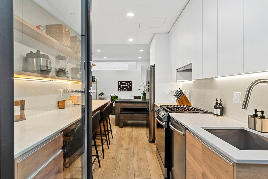 Building Photo - 1566 Beacon St