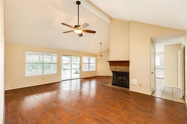 Building Photo - 10506 Green Valley Ln