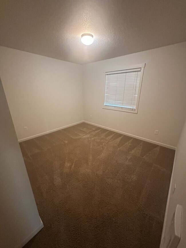 Building Photo - Three Bedroom Ranch in Orchards!