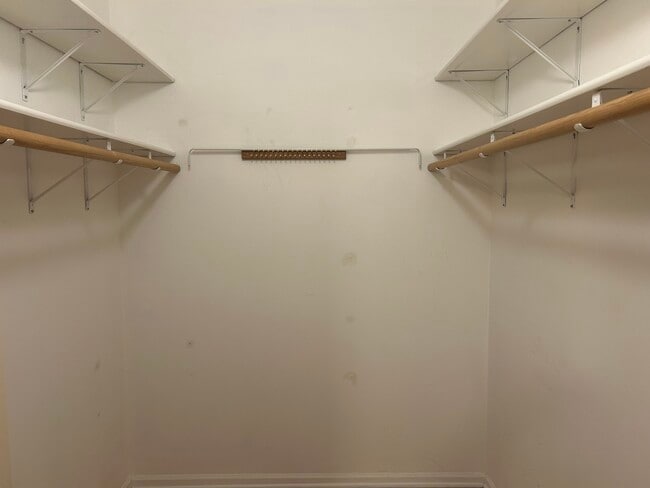 Building Photo - 1227 S Parkside Dr