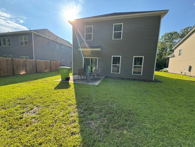 Building Photo - 551 Roseridge Dr