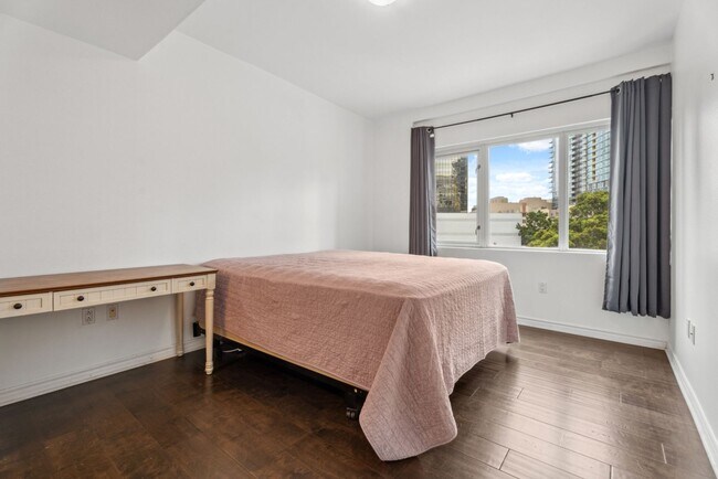 Building Photo - Modern 2-Bedroom Condo with Premium Amenities in Downtown San Diego