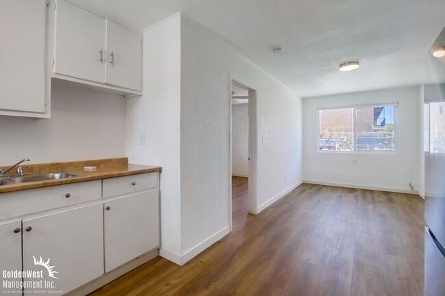 Building Photo - Beautifully Renovated 1Bdm 1Ba Apartment i...