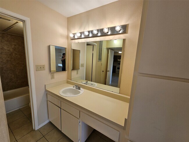 Building Photo - 2626 Holly Hall St