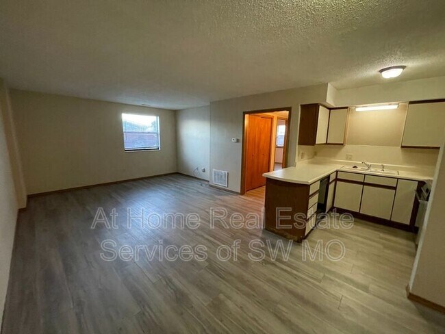 Building Photo - 2856 S Rogers Ave
