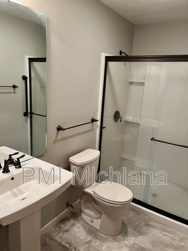 Building Photo - 1973 Creekbank Ln