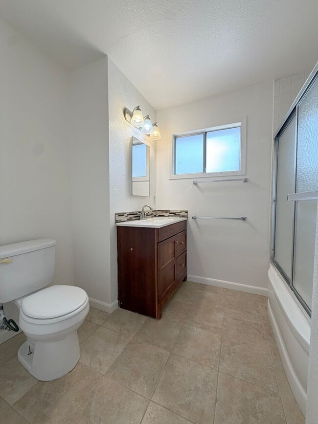 Building Photo - Experience the perfect blend of comfort and convenience