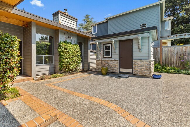 Building Photo - Beautiful West Facing Houghton Home with p...