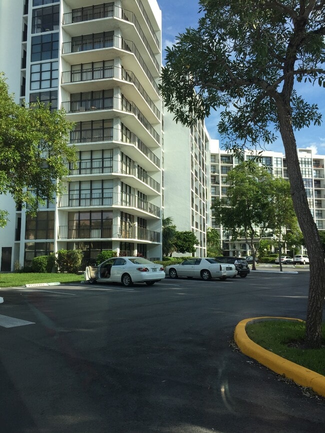 Building Photo - 200 Leslie Dr