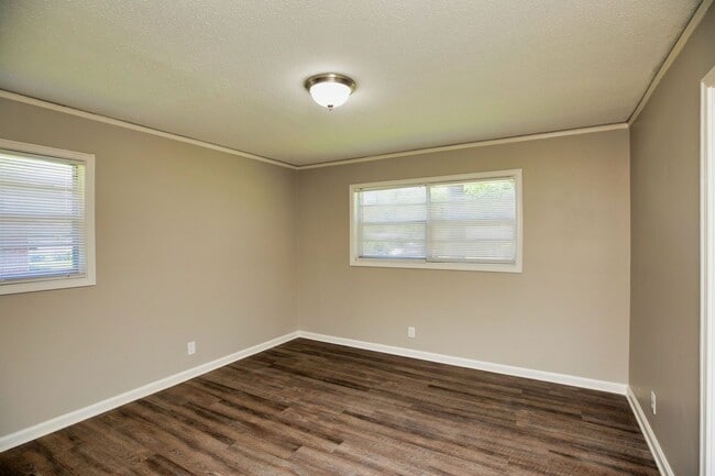 Building Photo - ** 3 bed 2 bath located in Dalraida **Call (334-366-9198 to schedule a self tour)  $500 move-in i...