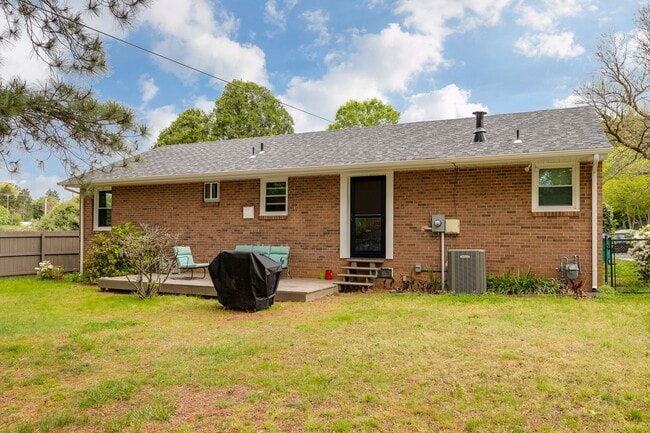 Building Photo - Charming 3 Bedroom Rancher Available Early...