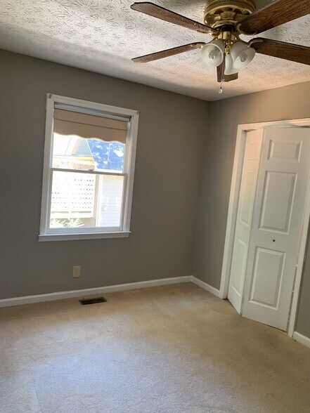 Living room - 1740 Brompton Square
