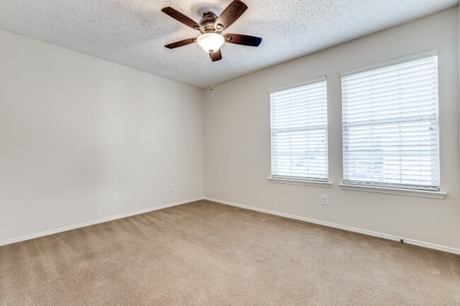 Building Photo - 2112 Royal Acres Trail